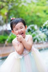 -现代经典婚纱摄影