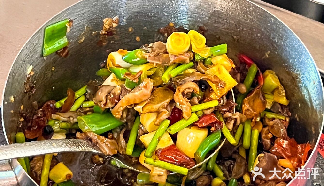 📍看孃孃这炒菜姿势我就知道这碗米线绝了！