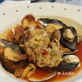 热心的小伙子,在厨房找来小蛋糕