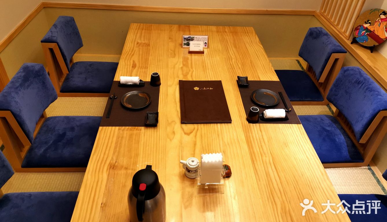 发饰挂件，还有扇子之类的