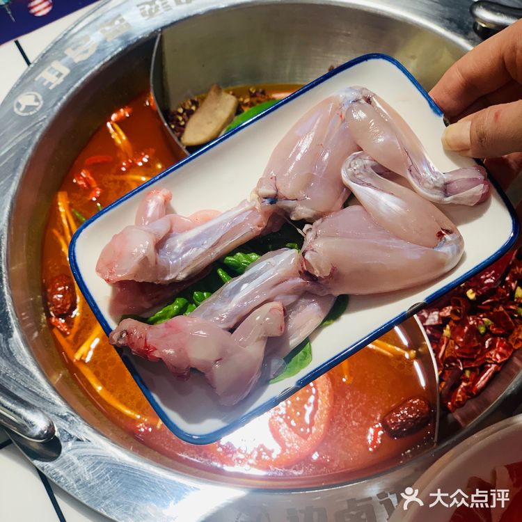 人气爆棚明星火锅~   整个餐厅装修的也是相当的红火