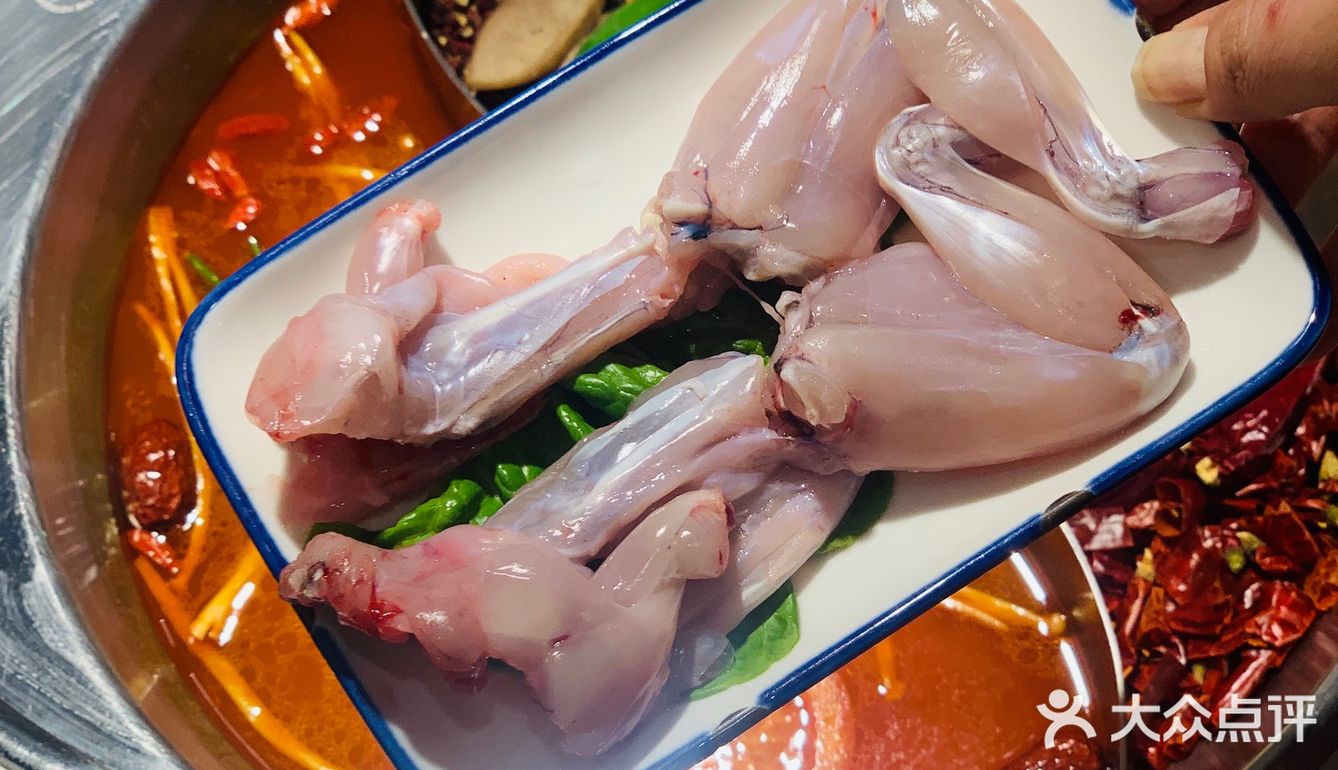 人气爆棚明星火锅~   整个餐厅装修的也是相当的红火