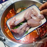 人气爆棚明星火锅~   整个餐厅装修的也是相当的红火