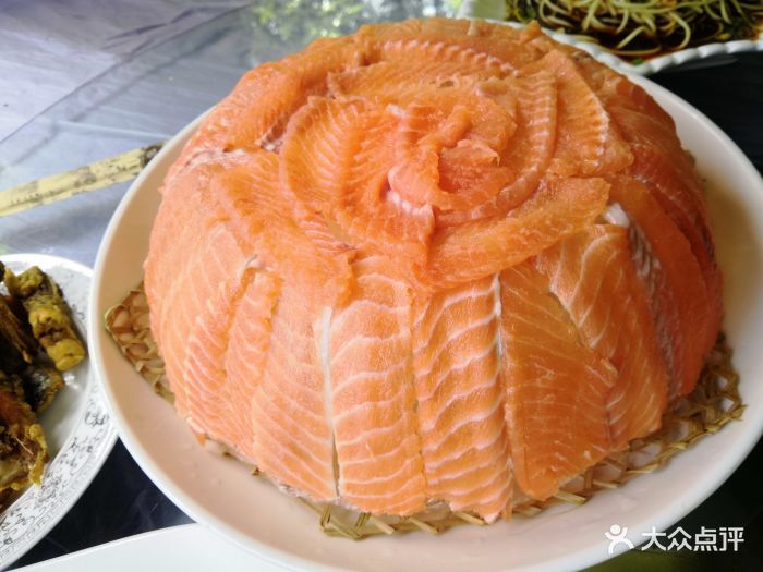 观景台餐饮鳟鱼刺身图片