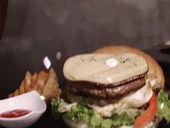 -HIGH FIVE哈福手工汉堡(桂林路店)