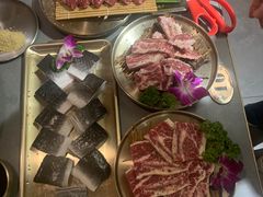 -围炉肉舍•炭烤活鳗•丹东海鲜烤肉(步行街店)