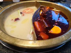 鸳鸯大锅（红&nbsp;筒骨）-小天鹅火锅·一线江景洪鼎旗舰店(洪崖洞店)
