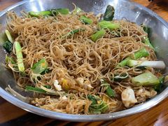炒粉-大眼强五杯鹅·桑拿鸡煲