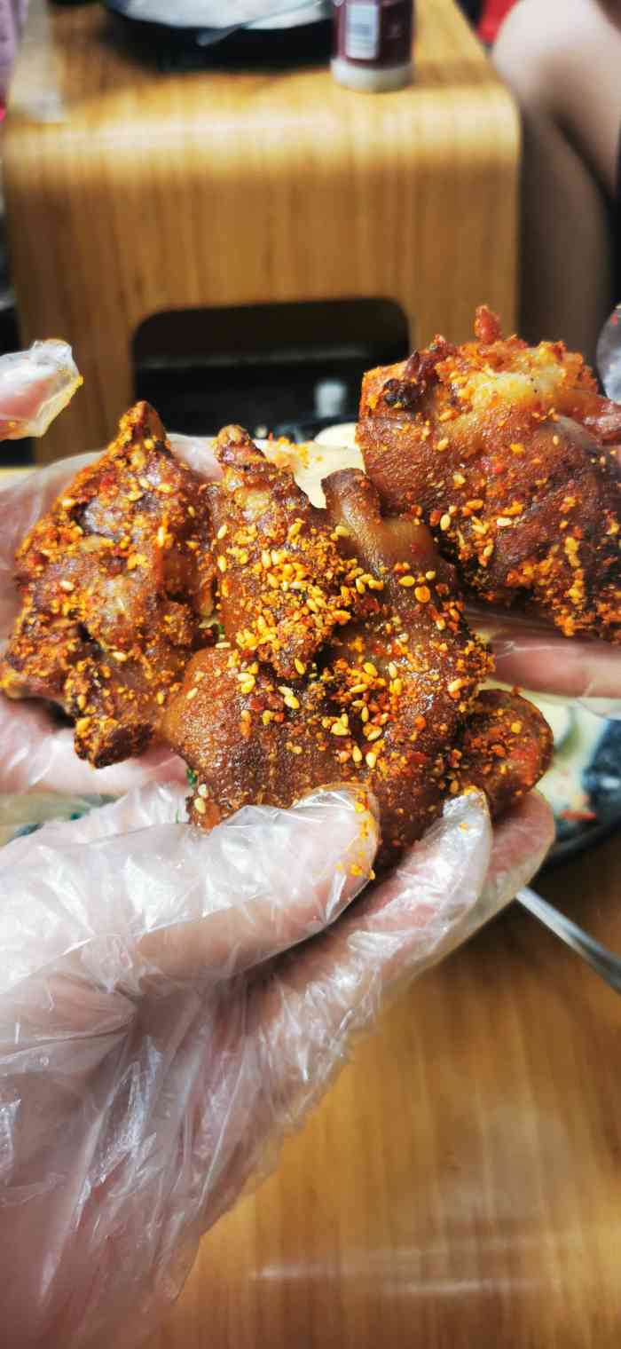 徐亮烤蹄(建设路店)-"建设路拔草各种小吃的最后一站,排队人不多.