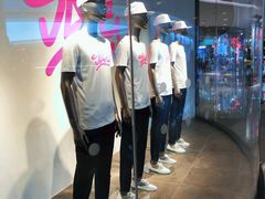 -URBAN REVIVO(高德置地广场·春广场店)