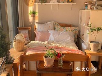 它继承了现代法式的几类特征：  ● 柔和的色泽 