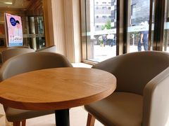 靠窗位-瑞幸咖啡(苏河1号店)