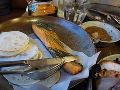 烟熏三文鱼配烤饺子皮和芥末籽酱-BOR Eatery(安福路店)