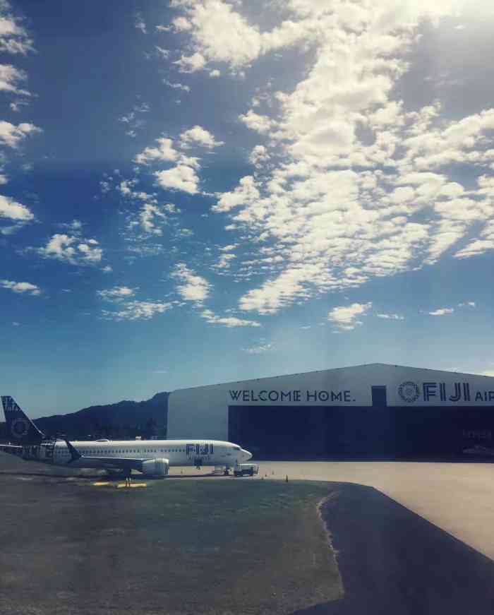 楠迪国际机场-"一出飞机大门天空乌云笼罩,狂风暴雨就要来.