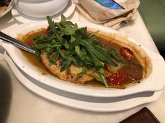 蒜香黄油烤炉鲈鱼柳配洋葱烩土豆-港丽餐厅(高德置地店)