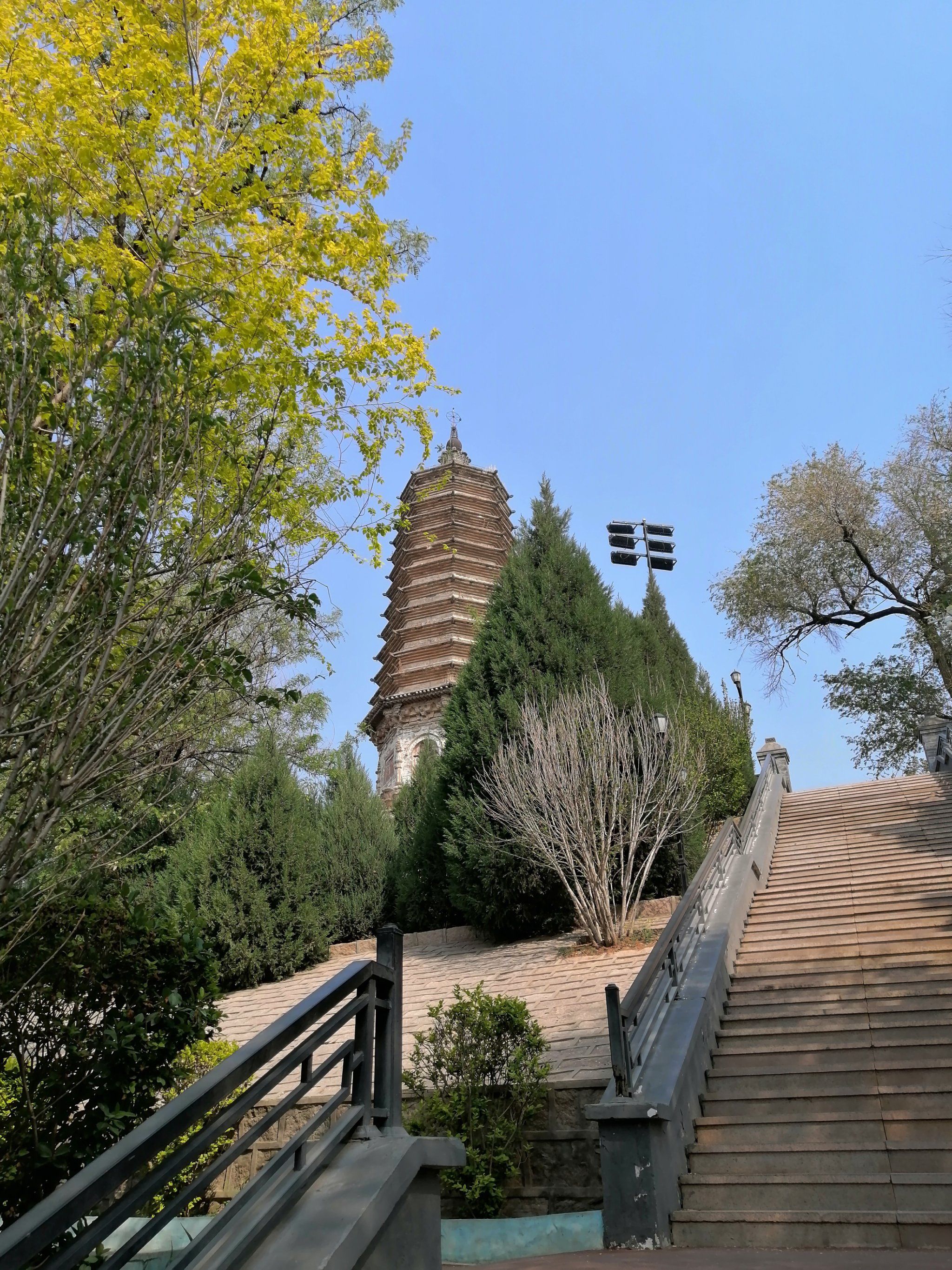 公干,吃过饭后溜达,不知不觉远远看到一座古塔,近前看居然是荆轲塔,很