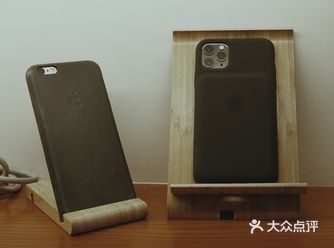 當橙色變成綠色就是充滿電量，在家無需套上手機充電殼