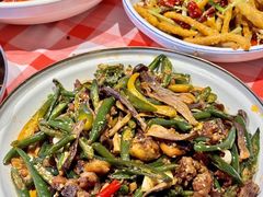 -肥小宝·金牌油焖大虾(襄阳龙虾地标店)