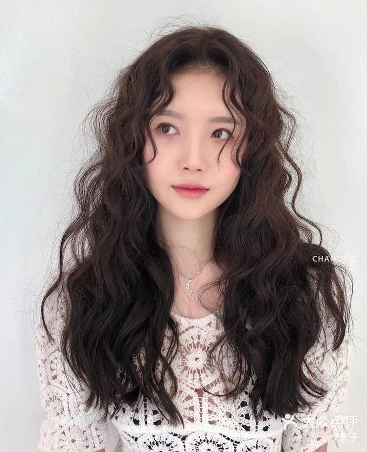 关注 波西米亚风卷发 看腻了黑长直的头发,可以尝试一下波西米亚风的