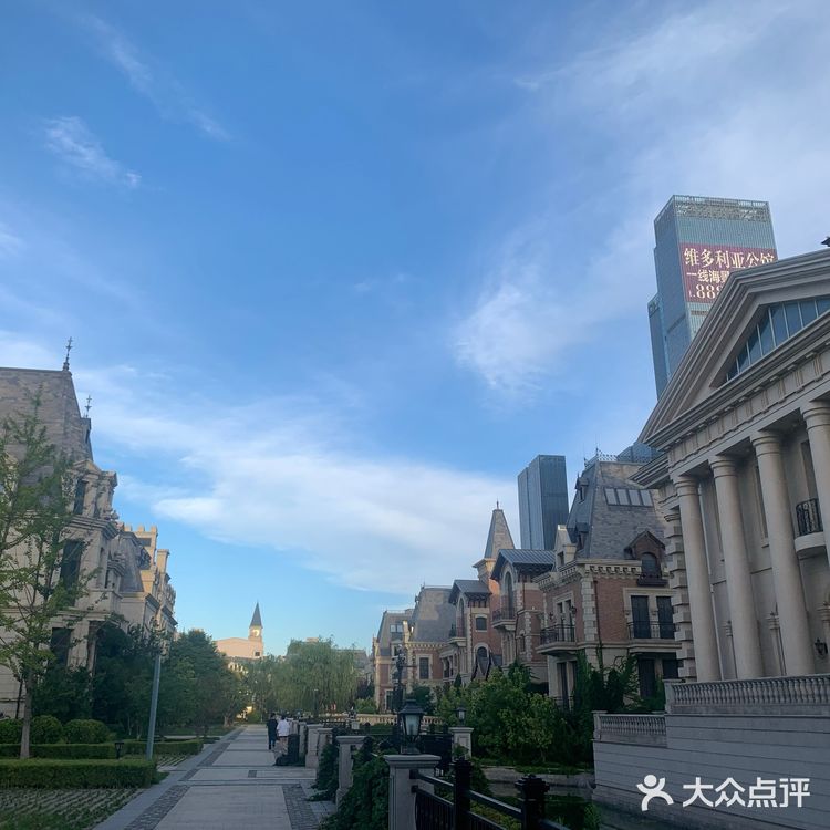 夏天来了，和心爱的人去威尼斯水城划船吃海鲜吧
