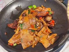 -阿瓦山寨·湘菜现炒·剁椒鱼头王(咸阳总店)