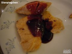 三文鱼上淋著的草莓酱-亮马河饭店翠雅咖啡厅