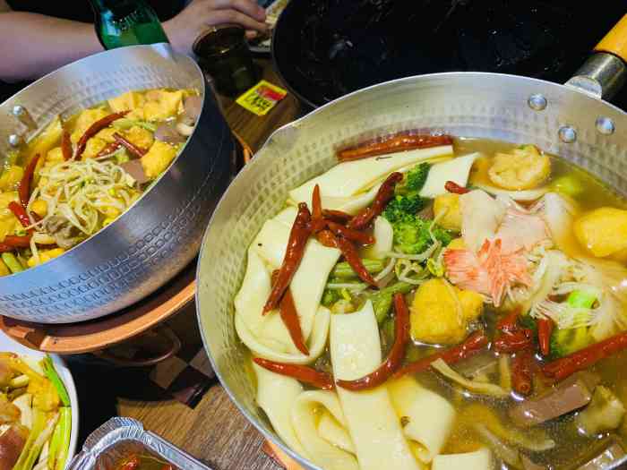 辣小哼酒馆生烤牛肉"地址就在河松街上 饭店还是很多的 但是他.