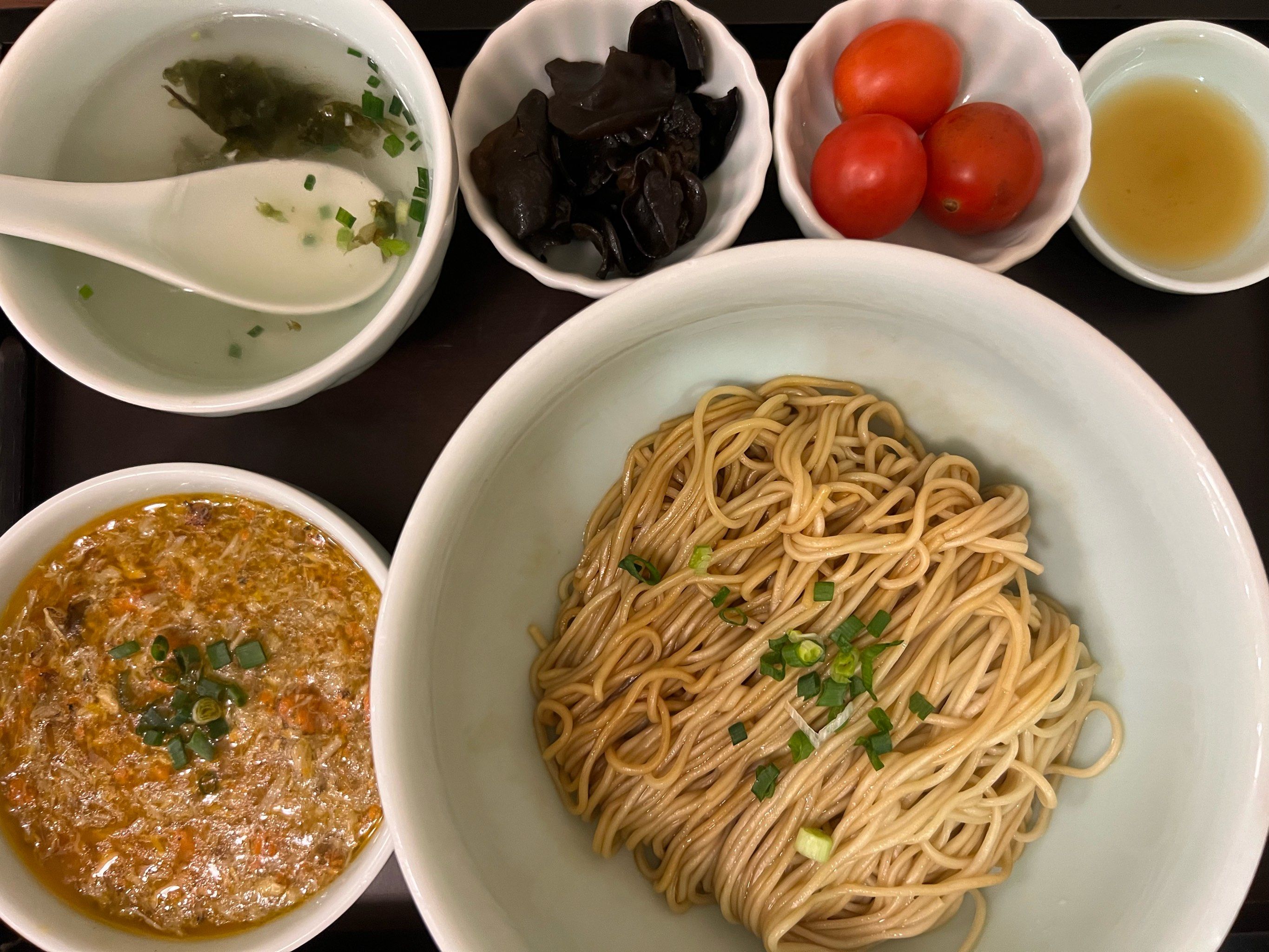 面条还蛮筋道的,是南方的细面,蟹黄上了一