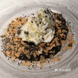 一勺浓汤滑入胃里，菌菇的野性混着松露的奢靡