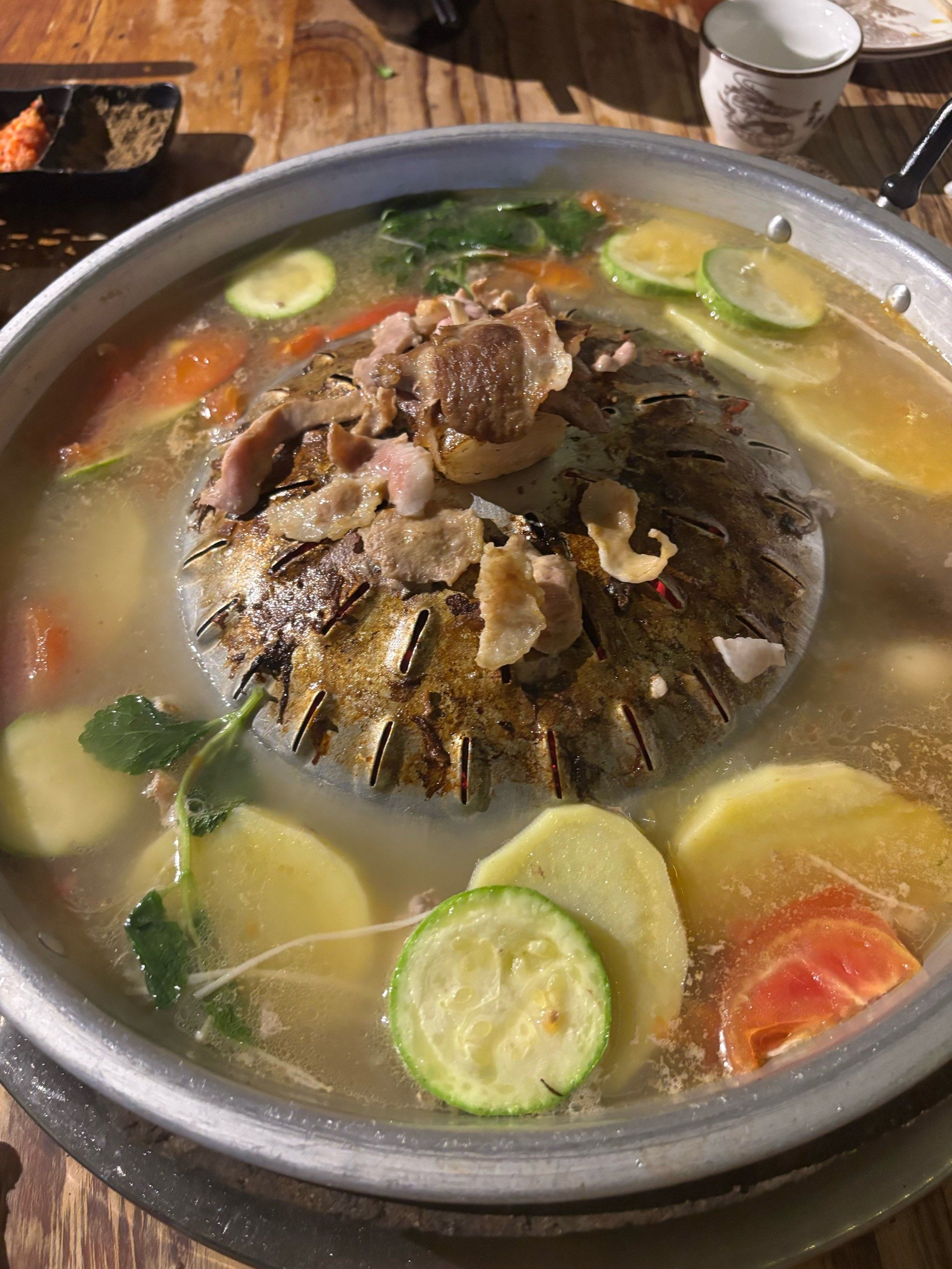 昨天就想来吃的老挝火锅,终于成行