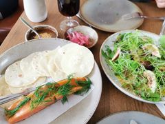 烟熏三文鱼配烤饺子皮和芥末籽酱-BOR Eatery(安福路店)