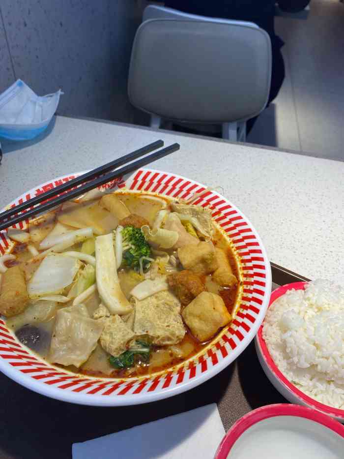 杨翔麻辣烫(高新店)-"环境不错,菜品也很全.喜欢芝麻酱的可以尝.