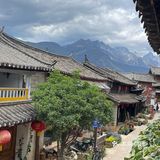 店面不大，二楼位置可以看到雪山