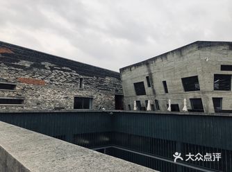 交通： 打的，起步价3公里11元，从老外滩到这里花3