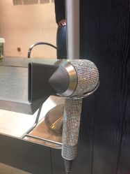 -苑苑发型设计