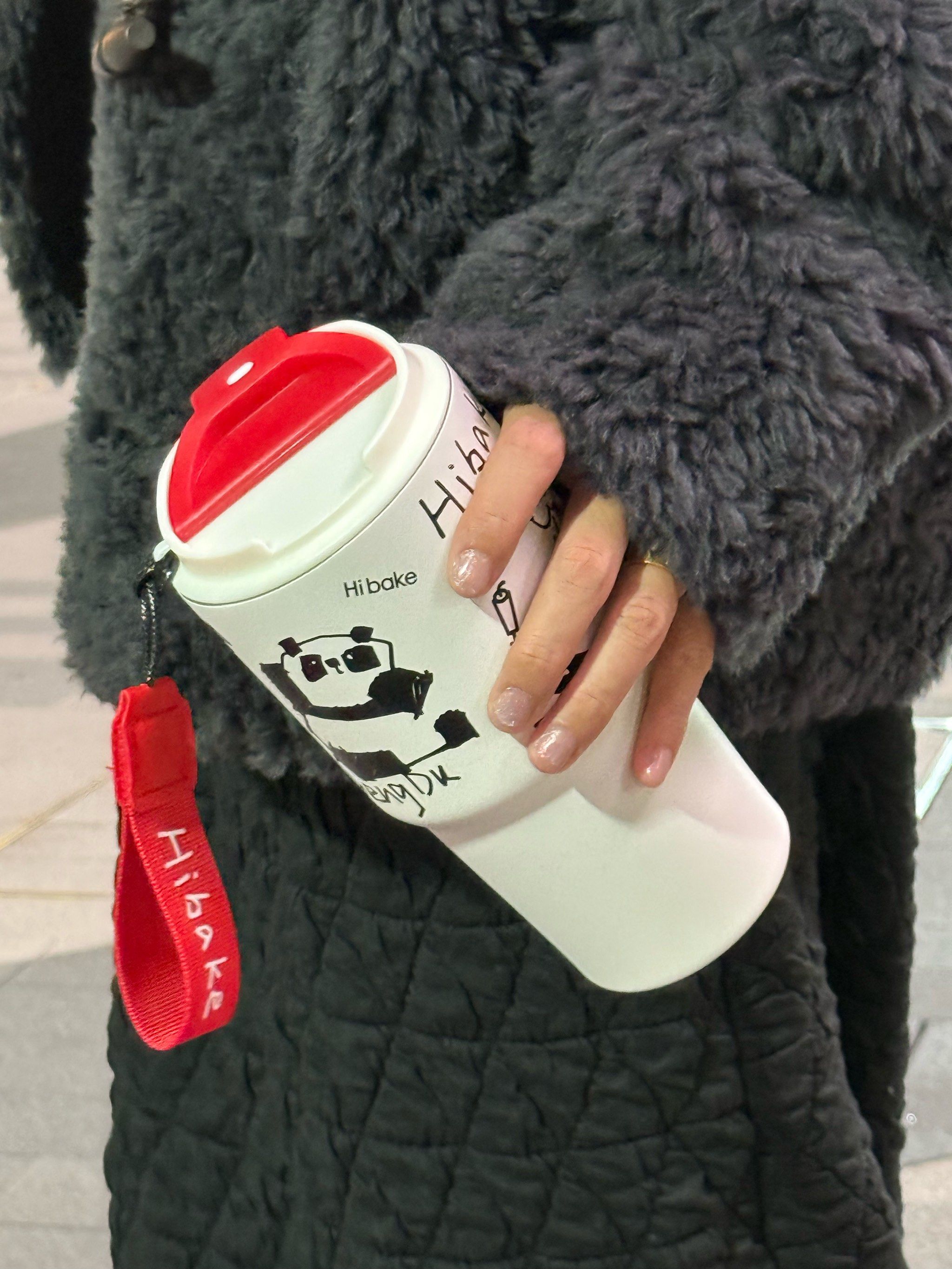 温暖的手和杯子相拥