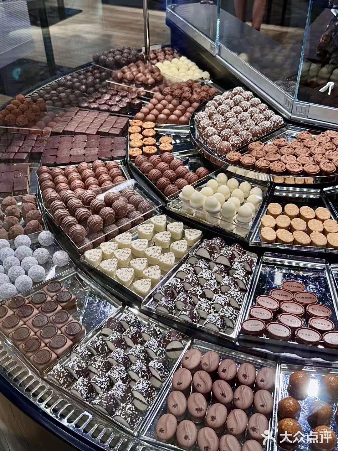 有钱人吃的月饼已经next level…！！