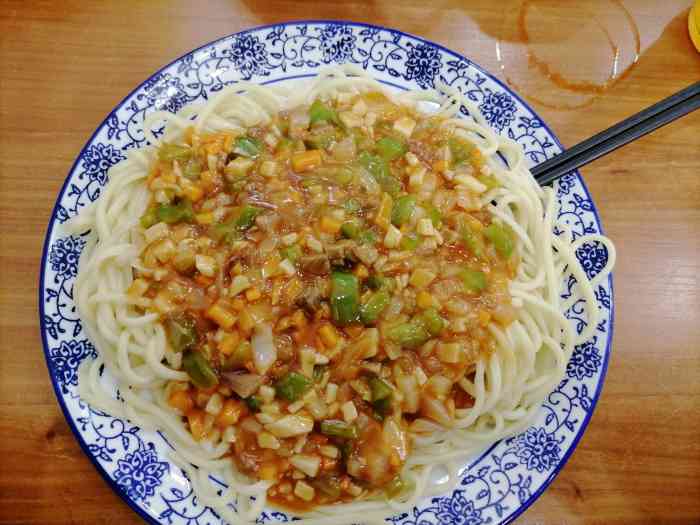 打分    /人 酸辣白菜拌面味道还不错 牛肉干拌面很好吃 量也很足