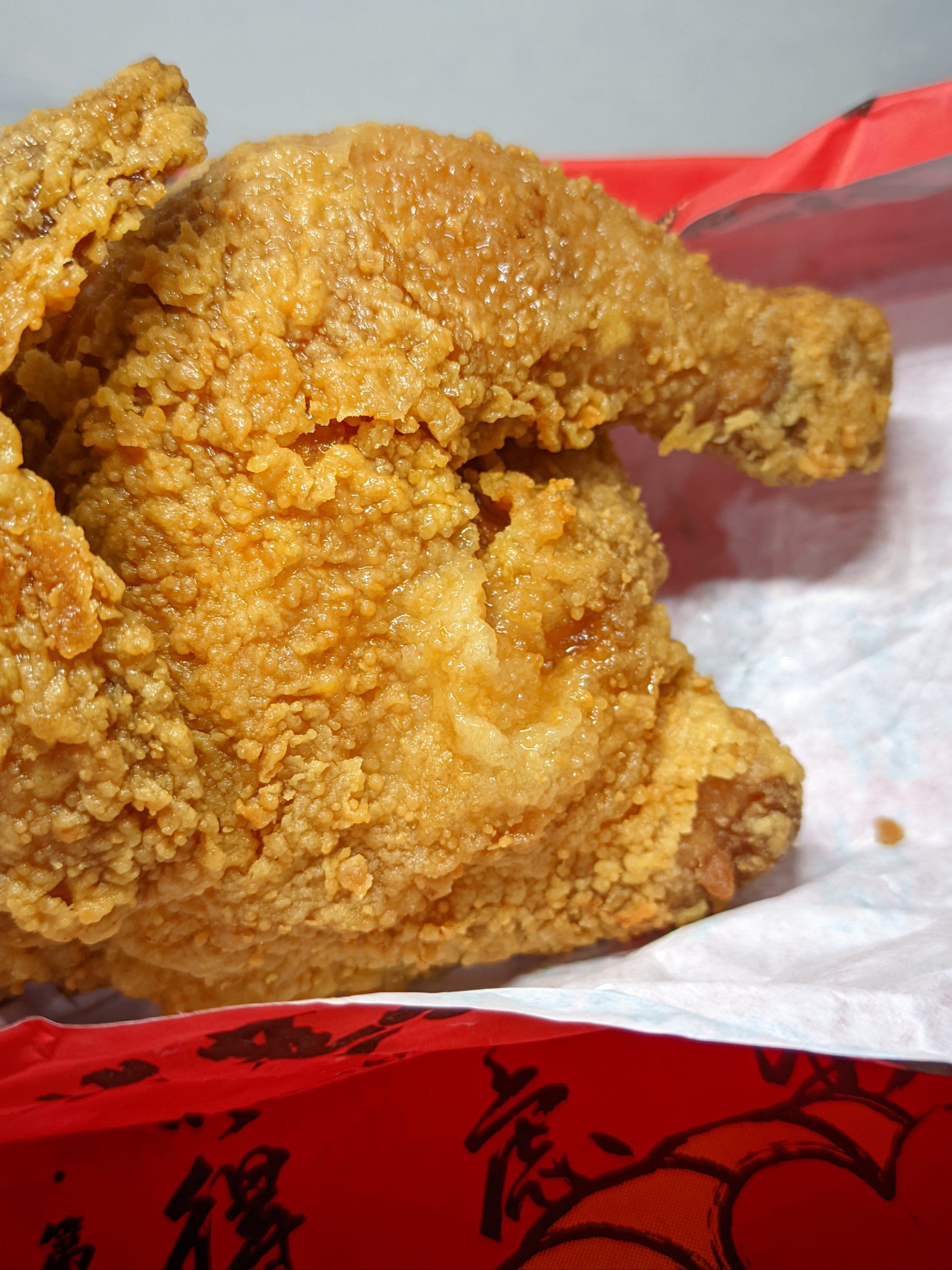 华莱士的酥炸全鸡真的太香了,看着金黄酥脆的表皮