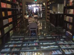 -钟书阁(松江泰晤士小镇店)