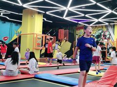 -爱蹦iBOON蹦床运动馆(江汉店)