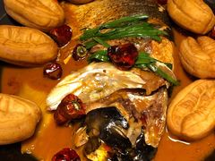 葱烧千岛湖鱼头配老油条-顺承小院儿