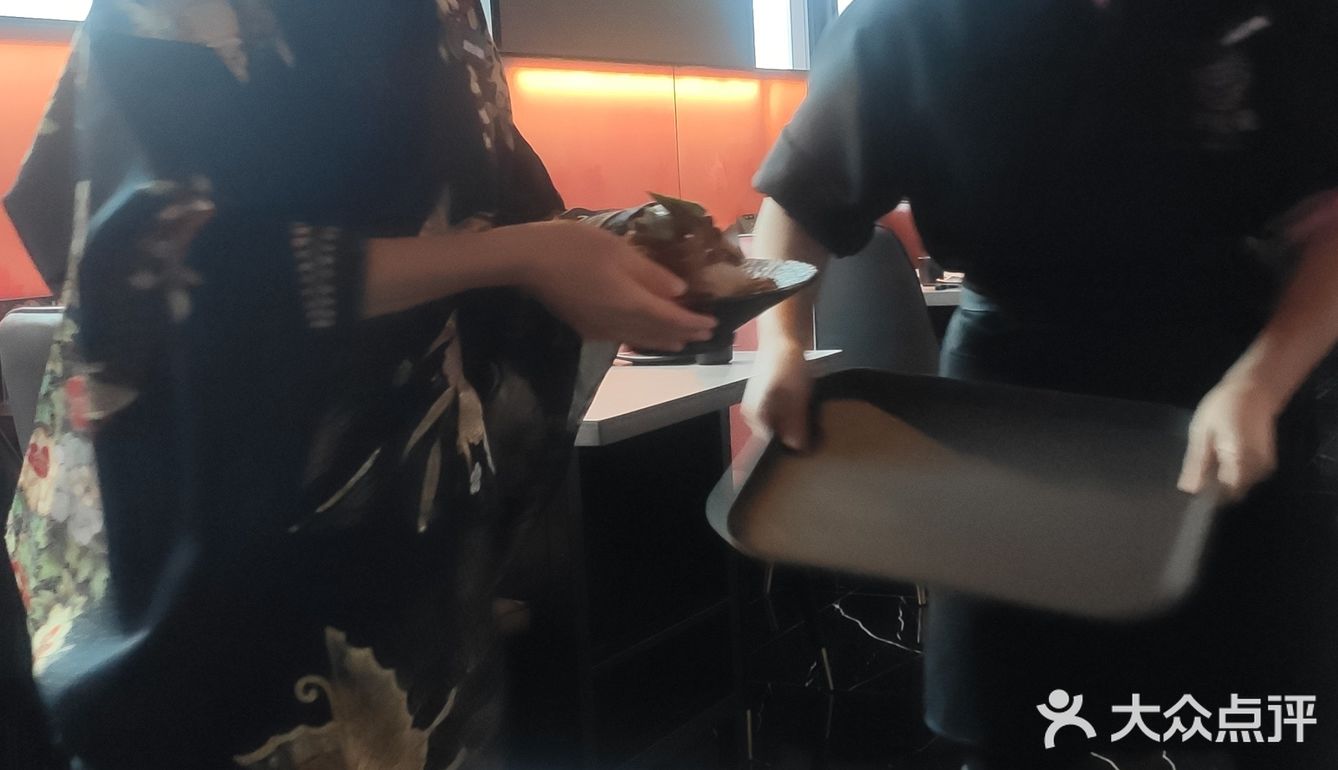 位置:店铺开在茂业街区，满眼都是各国美食