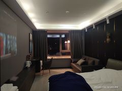 -欧辰国际酒店(重庆欢乐谷轻轨站店)