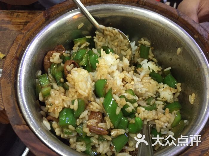青椒肥肠木桶饭