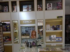 -美式眼镜·授权蔡司.依视路.尼康.豪雅.明月(人民广场店)