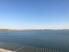 湖中央的堤坝拍的-北京天湖会议中心