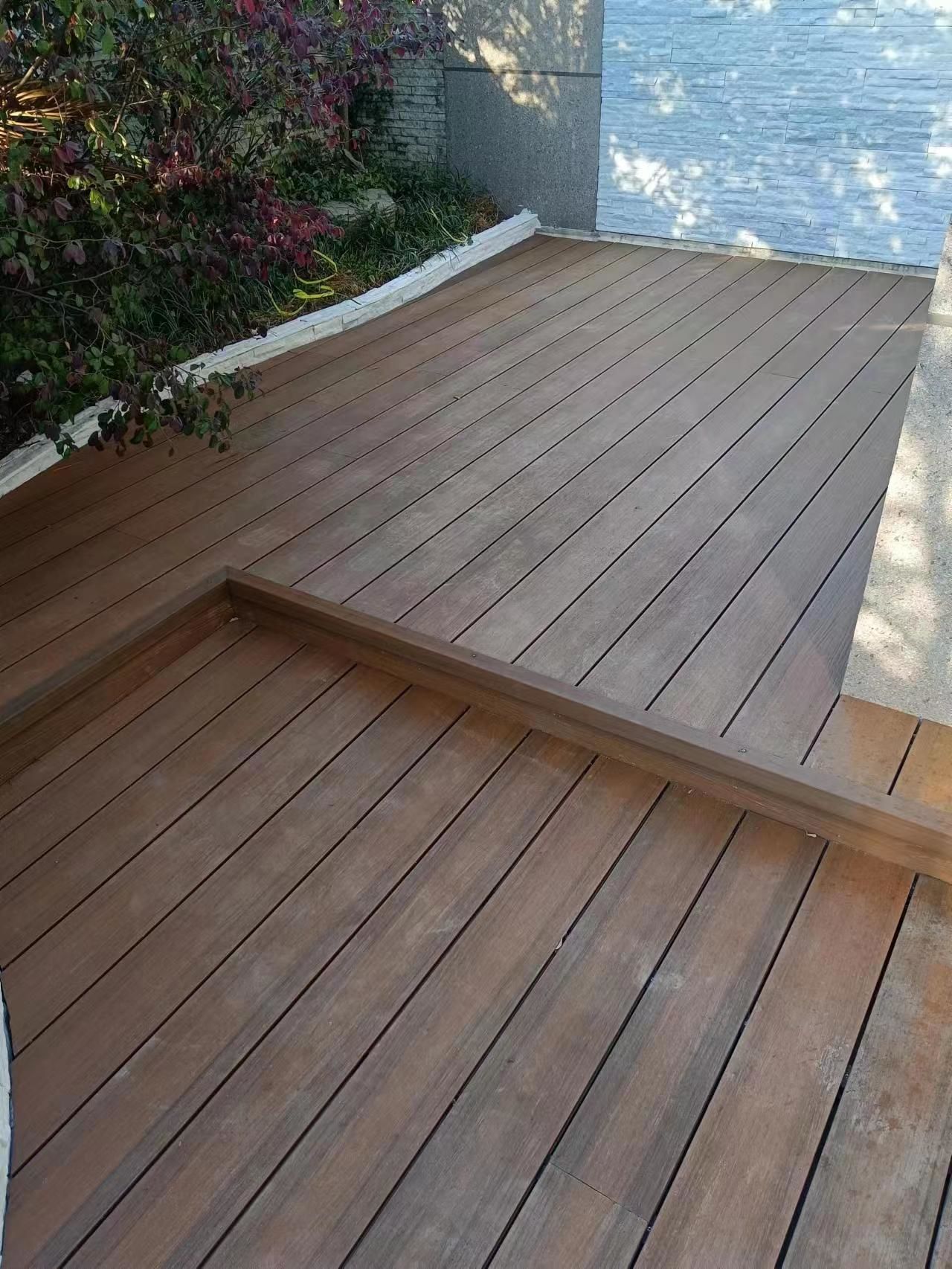 现在室外平台铺成塑木地板,不需要维护,免保养,易打理,关键效果还好