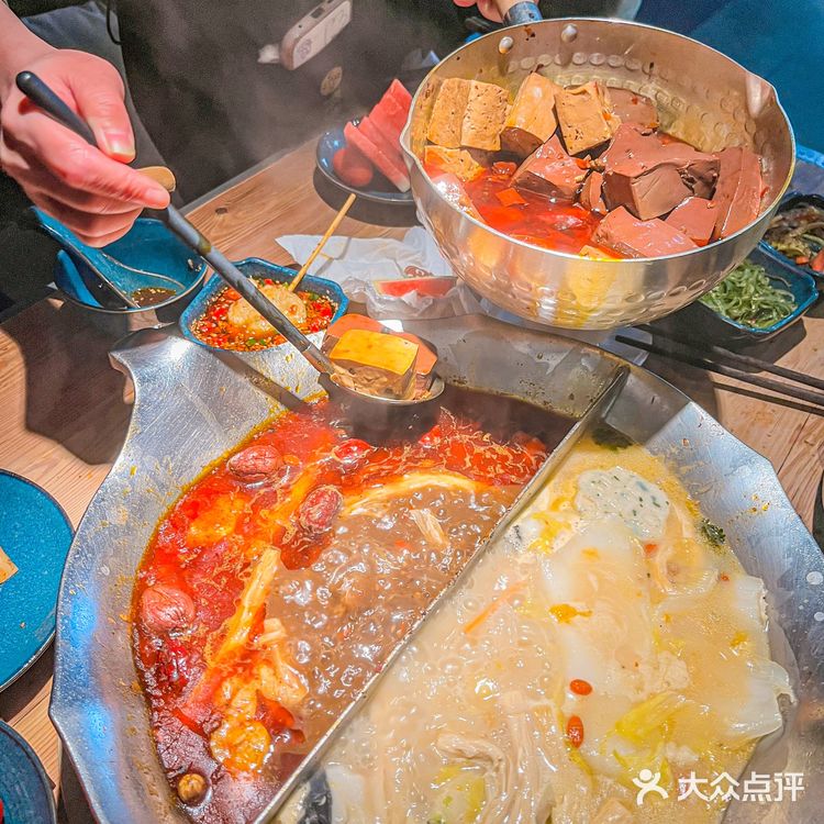 姐妹们,快来湊湊火锅看企鹅跳水啦!