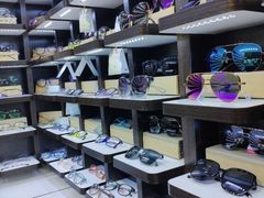 -臻美视爵眼镜·明月·依视路·蔡司折扣店(广渠门店)